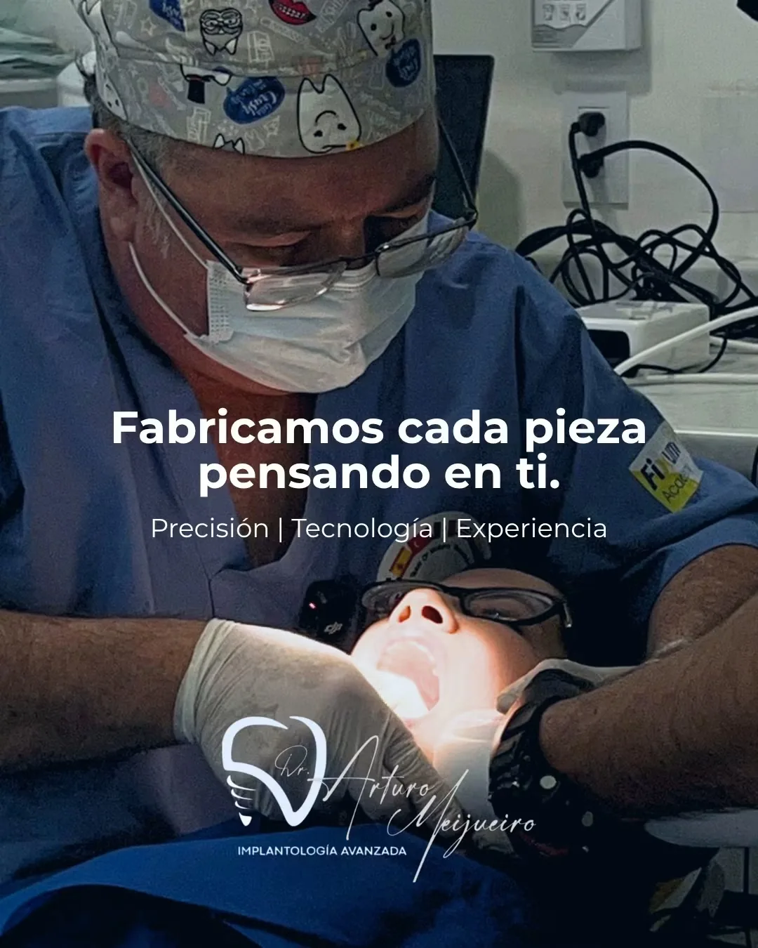 Dr. Arturo Meijueiro atendiendo a un paciente